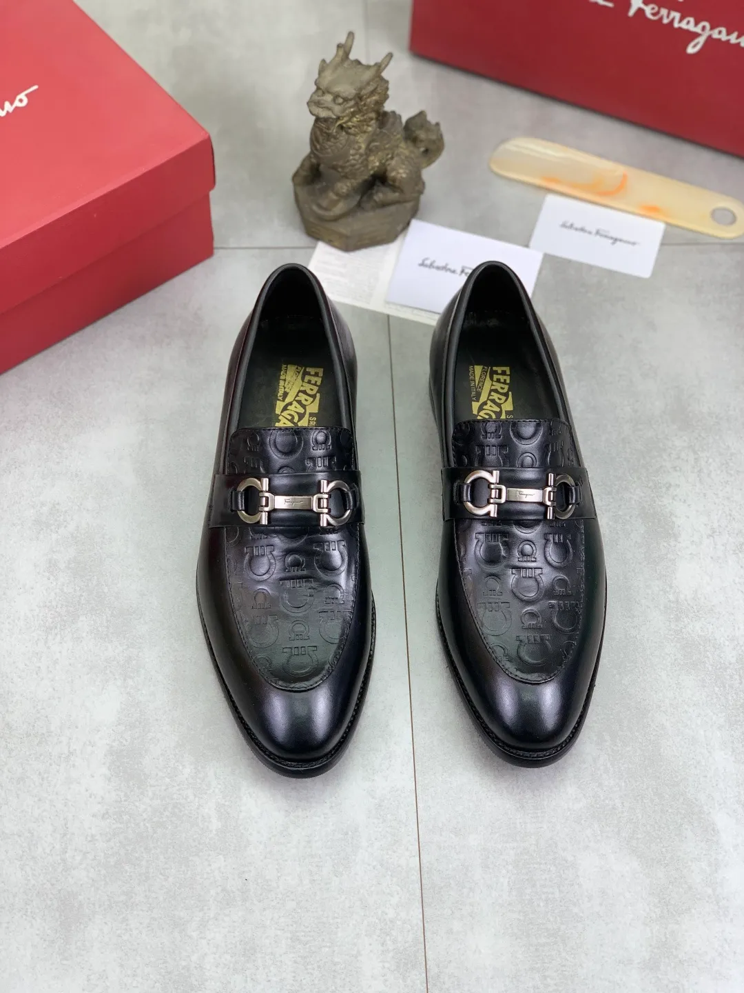 Men's Men's Shoes 💰P480💰[New Style] Water-dyed Niuli 🆘[Salvatore Ferragamo] Ferragamo's latest casual business leather shoes for men! Available at counters simultaneously! The fabric is made of specially imported original calfskin, and the interior is made of imported water-dyed cowhide. It is absolutely luxurious and leads the fashion trend. Matching code: 39-44, black optional